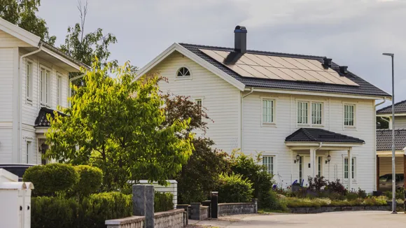 Villa med solpaneler på taket.