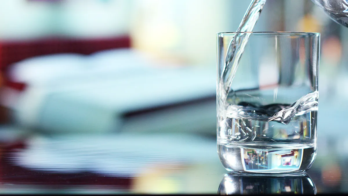 Glas med vatten.