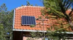 Solceller på ett rött villatak.