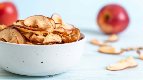 Äppelchips i skål.