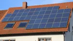 Solceller på ett rött tak.