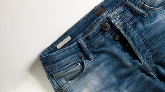 Ett par blåa jeans fickor och gylf. 