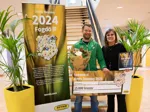 Zigge Johansson, ordförande i Fogdö IF, tar emot vinnarchecken från Ulrika Thorén på SEVAB.