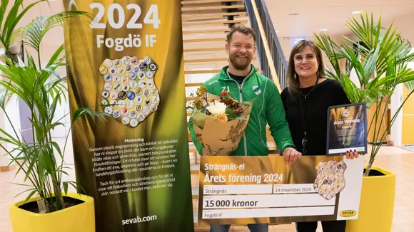 Zigge Johansson, ordförande i Fogdö IF, tar emot vinnarchecken från Ulrika Thorén på SEVAB.