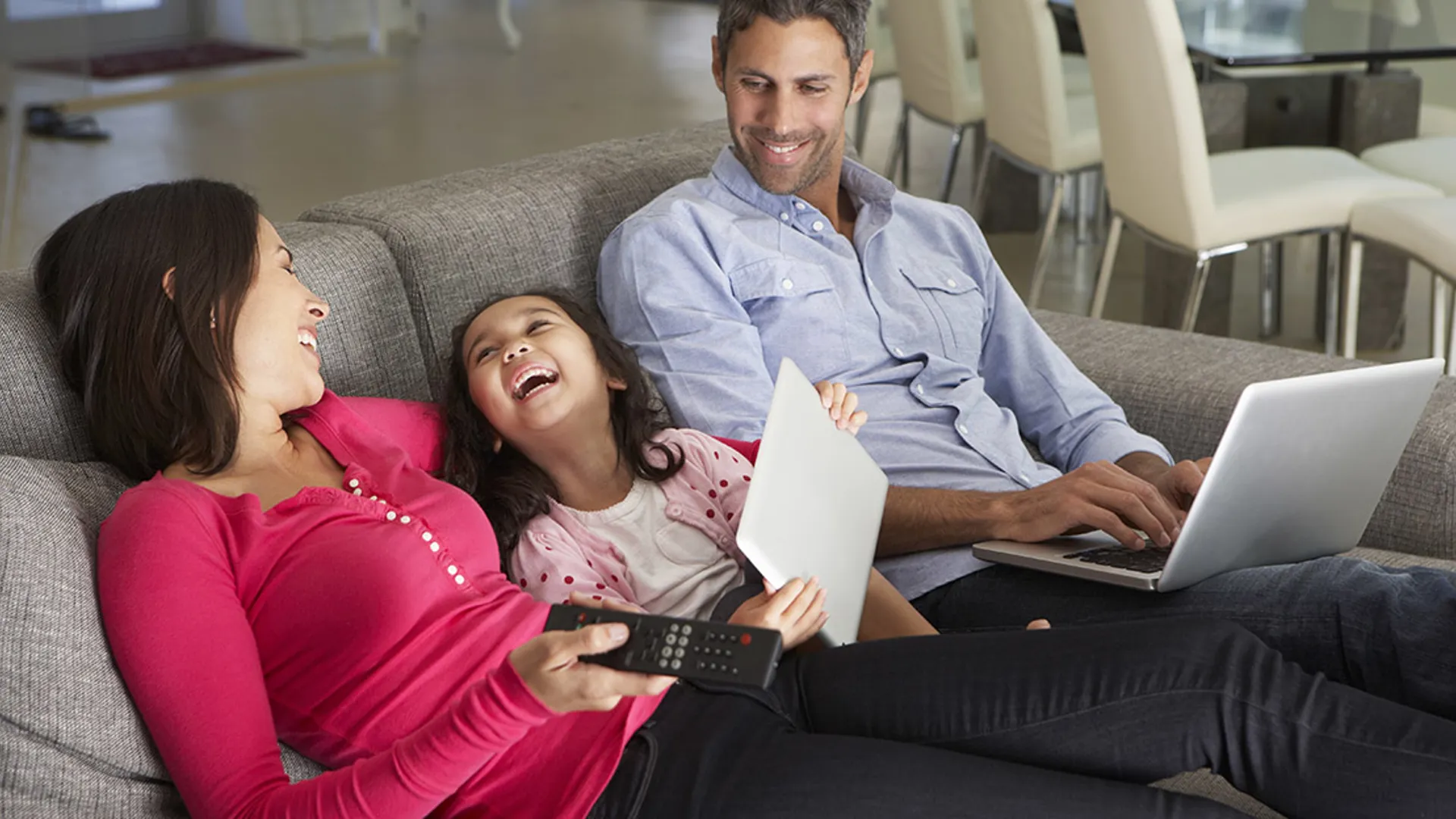 Familj i tv-soffan