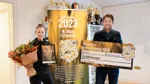 Representanter från IK Viljan Strängnäs tar emot diplom, blommor och en stor, symbolisk check på 15000 kronor.