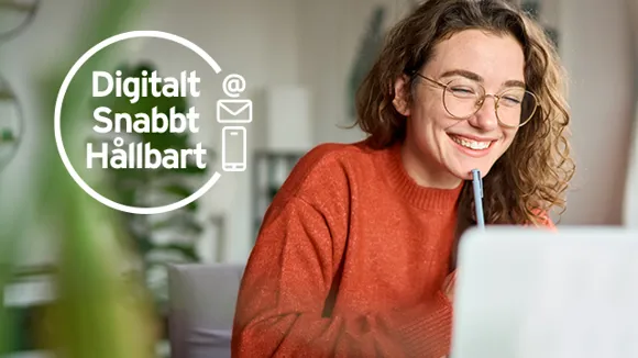 Leende tjej framför sin dator, text som säger digitalt, snabbt och hållbart.