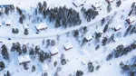 Snötäckt landskap med väg och hus.
