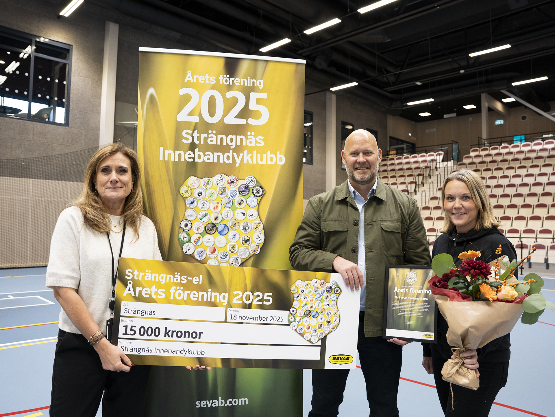 Ulrika Thorén, säljkoordinator på EEM, lämnar över vinnarchecken till Magnus Wiik och Emmelie Andersson på Strängnäs Innebandyklubb.