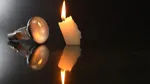 Glödlampa och ett tänt stearinljus.