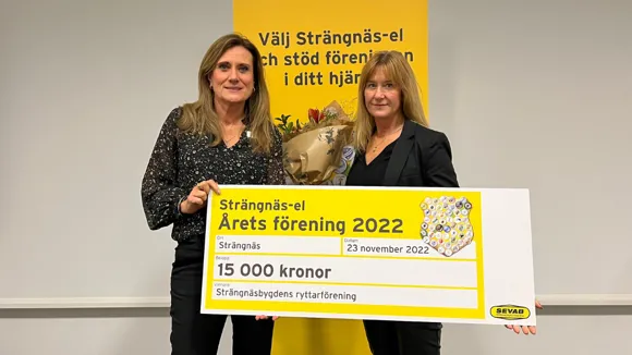 Strängnäsbygdens ryttarförening tar emot pris och blommor.