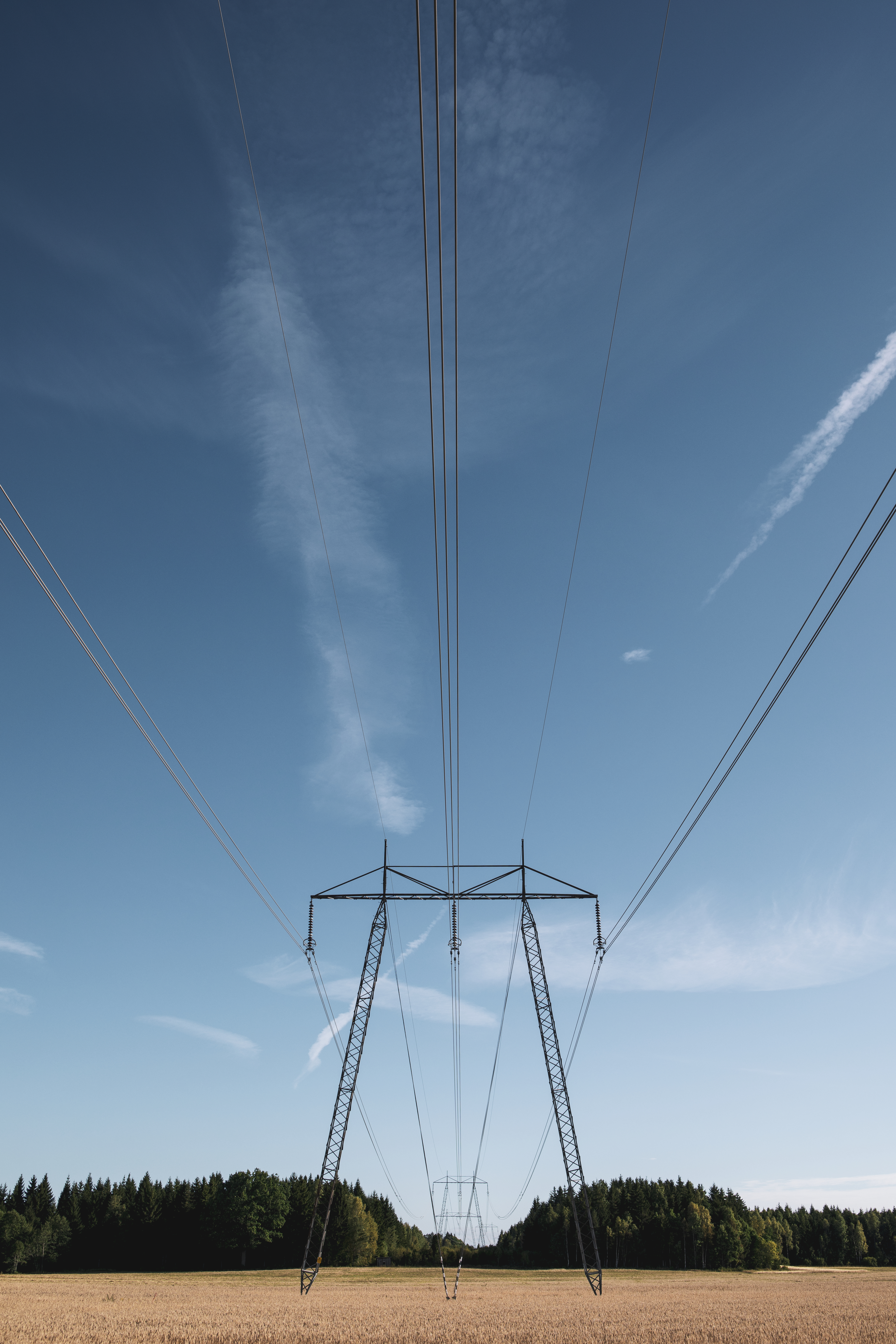 Kraftledning på en åker.