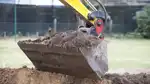 Grävskopa full med jord