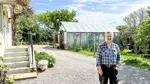 Lars Lindström på sin tomt där han bygger egna lösningar för hållbar vattenanvändning.