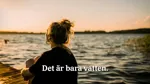 Flicka som ser ut över vatten