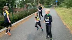 Orienterare i Strängnäs Malmby OL springer på en väg