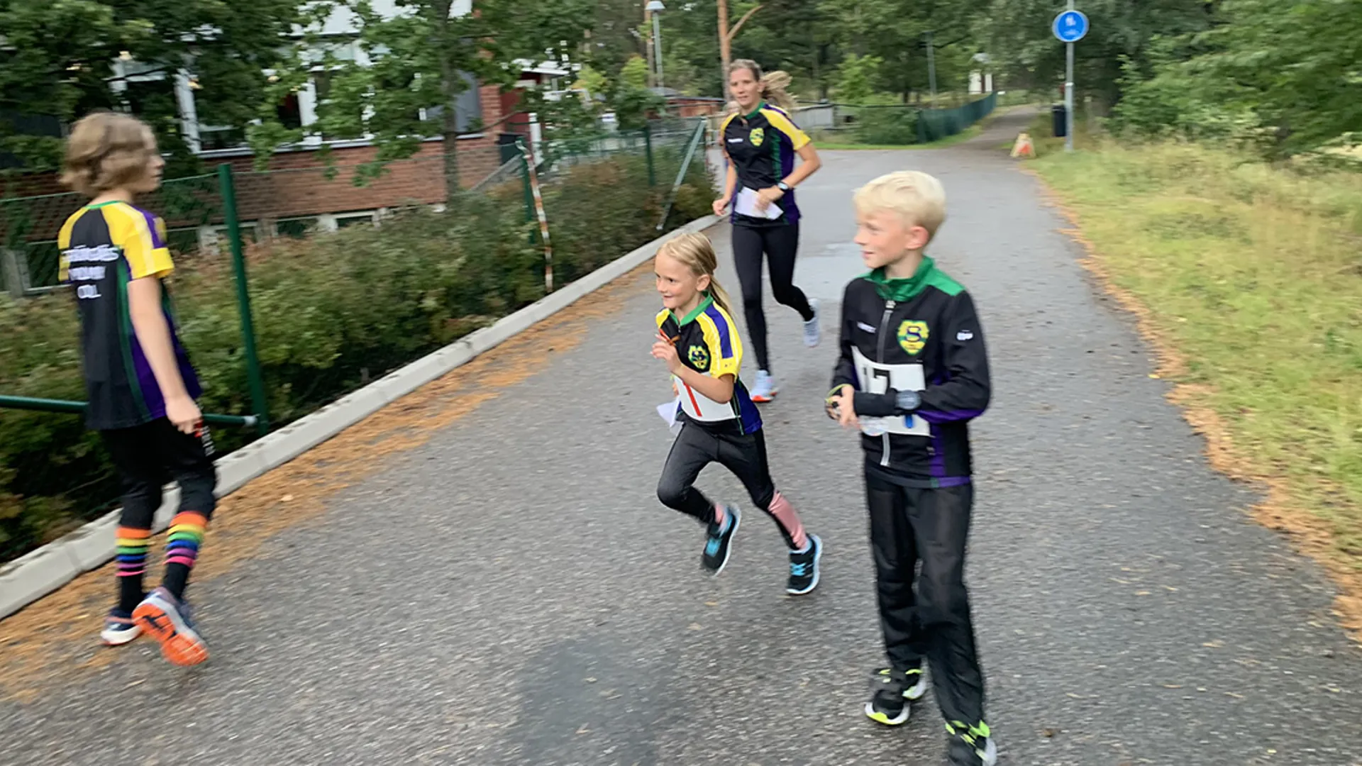 Orienterare i Strängnäs Malmby OL springer på en väg