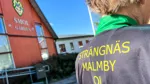 Bild på rygg med tröja där det står