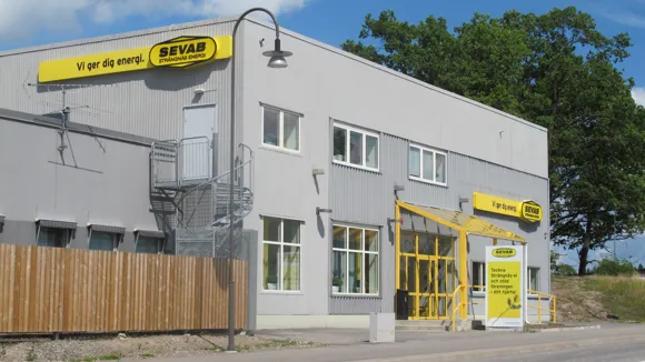 Kontorsbyggnad med SEVAB-skyltning.