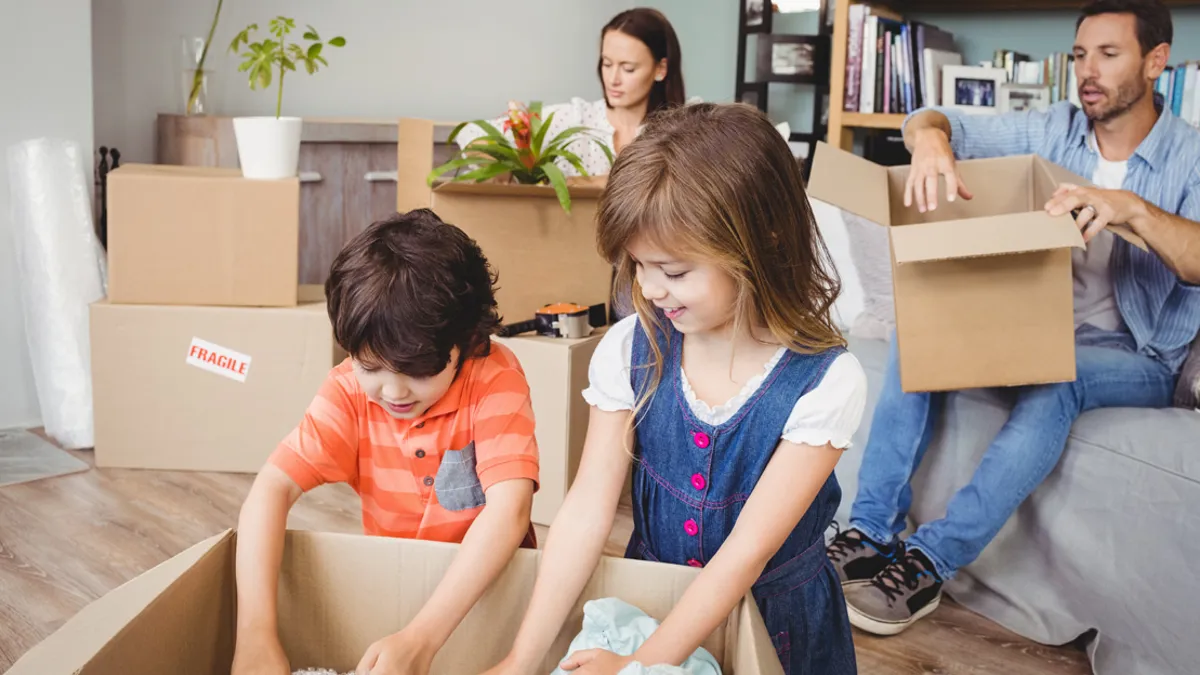 Familj packar upp flyttkartonger.