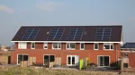 Solceller på taket av en röd byggnad.