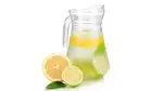 Kanna med vatten med citron och lime