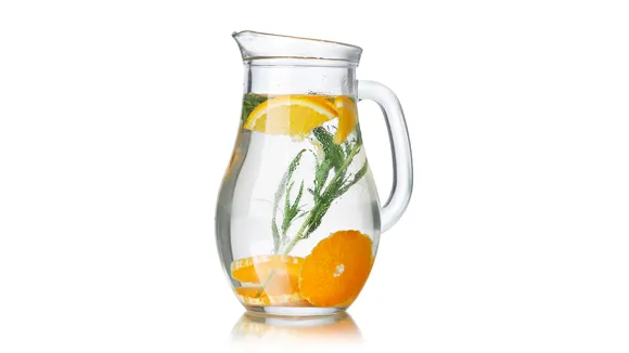 Kanna vatten med apelsin och rosmarin.