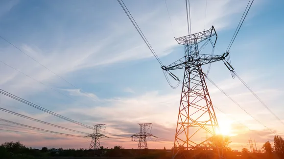 Ledning till elnätet i skymning.