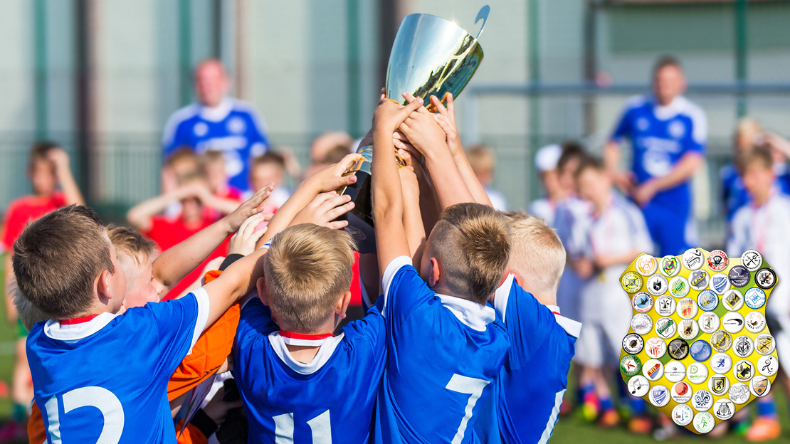 Barn i idrottslag håller i pokal.