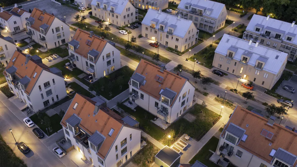 Villakvarter med belysning i skymning.