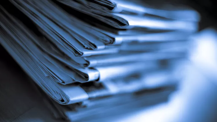 En hög med tidningar.