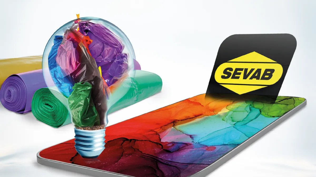 Mobiltelefon där SEVAB-appen syns på skärmen. I bakgrunden syns tre rullar med färgsorteringspåsar.