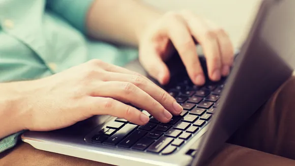 Händer som skriver på laptop.