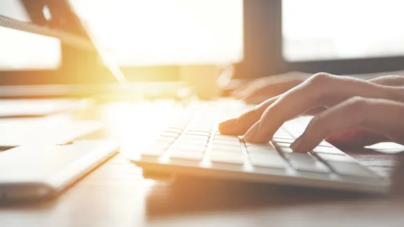 Fingrar som skriver på ett tangentbord.