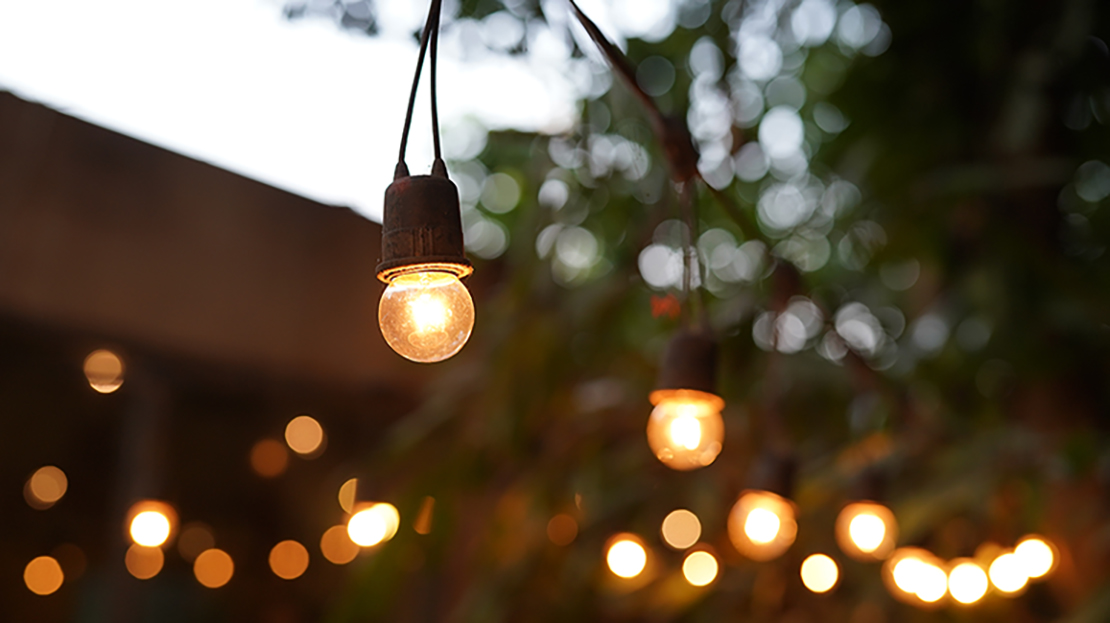 Elljusslinga vid hus.