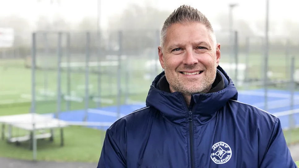 Robert Brunnberg i Jäders IF framför padelplan på Kungsvallen
