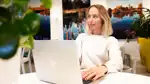 Linnéa Borg med sin dator när hon sitter och jobbar