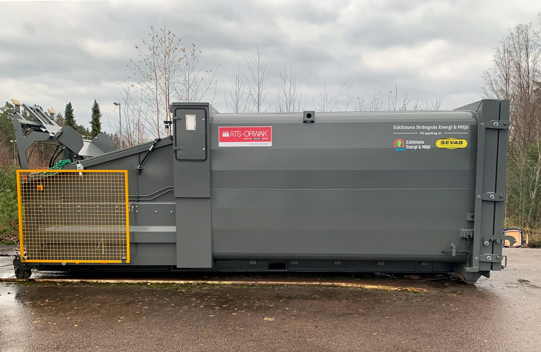 En grå avfallskomprimator