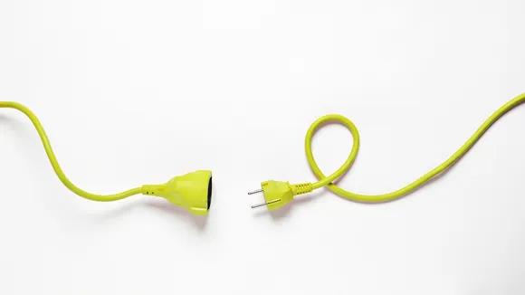 Gul kabel med elkontakt.