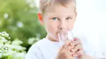 Pojke som dricker vatten.