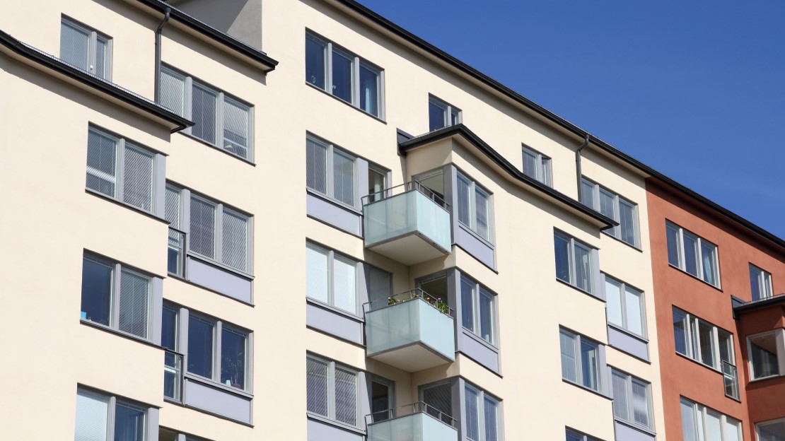 Lägenhetsfasader i sol.
