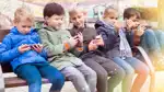 Barn med mobiltelefoner