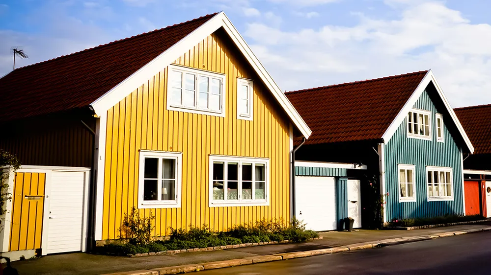 Två villor som lyses upp av solen.