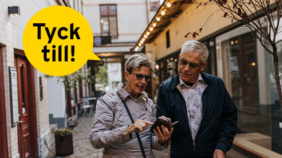 Två personer tittar på en telefon