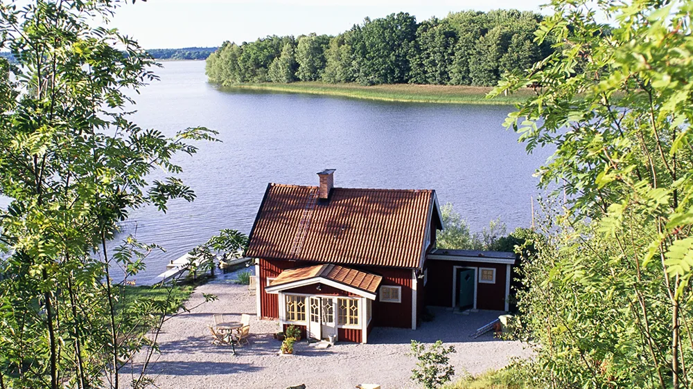 Rött hus vid vatten.